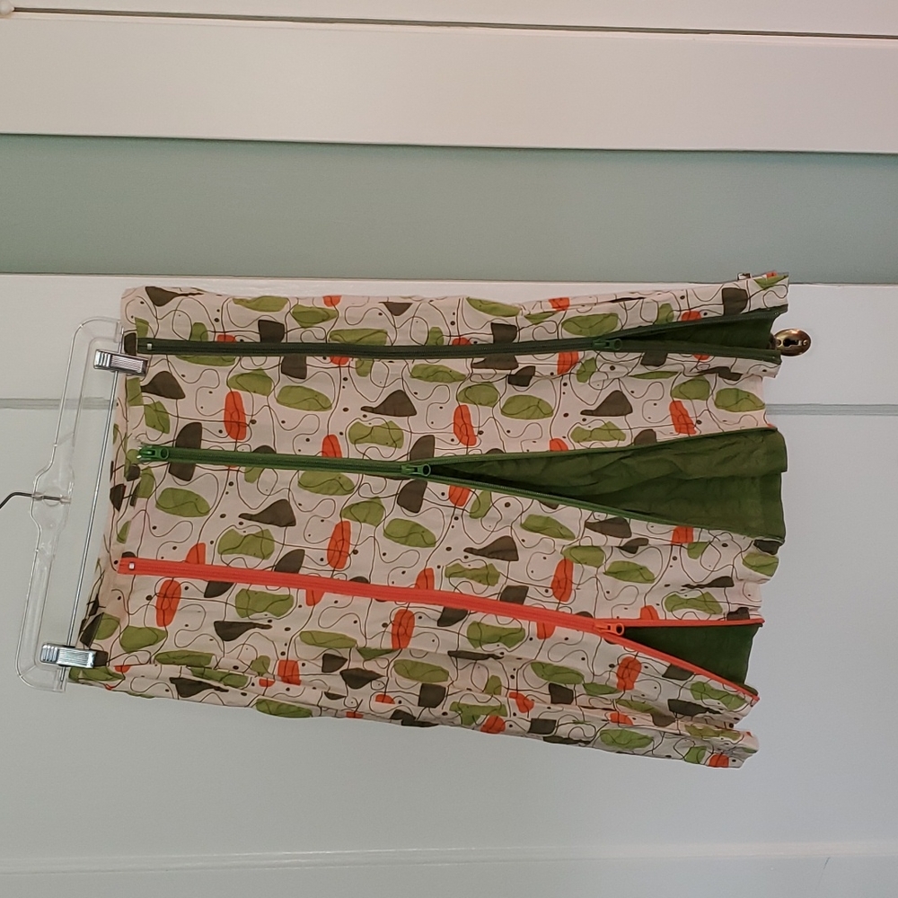 Multi-zipper skirt with retro pattern